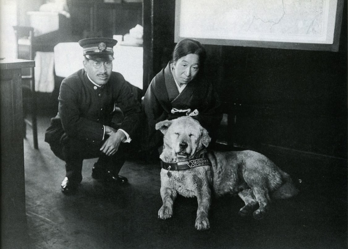 Hačikō prie Šibujos stoties Tokijuje, apie 1933 metus